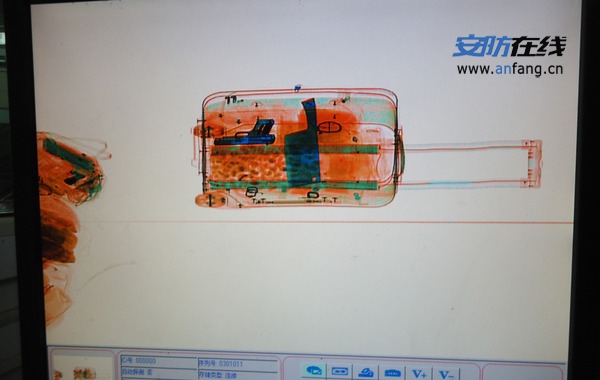 安检X光机是怎么分辨炸药毒品枪支刀具等危险物品的？