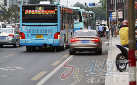 山东烟台：公交车道遭侵占 市民建议装监控抓拍