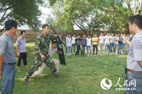 图为边防民警在为师生讲解安全防护知识