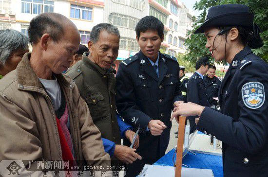 广西公安厅民警走进玉林大平山宣传安全防范知识