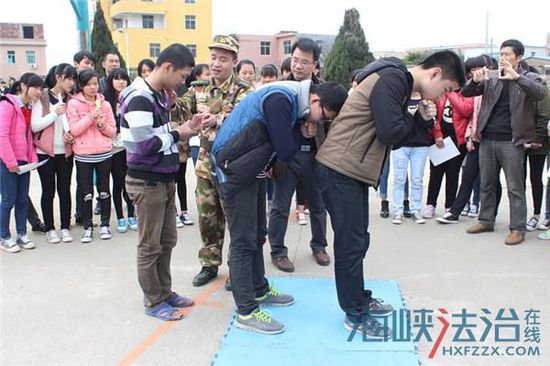 福建漳州边防支队给师生们讲解安全防范