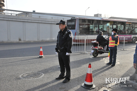 民警在驻地门前巡查。