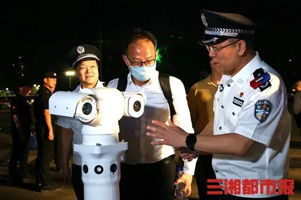 “萌警”出街，警用巡逻机器人湖南衡阳街头24小时执勤