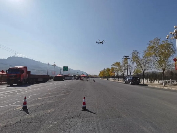 临夏州公安机关“空中电子警察”开展道路安全巡查工作