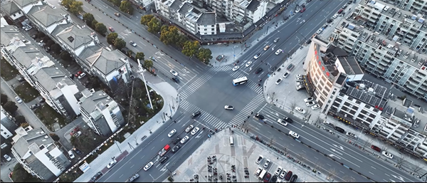 连红绿灯都会随“车”应变南浔交警携手海康威视打造智慧交通