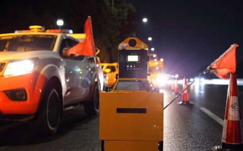 大眼萌“预警机器人”站岗高速路！