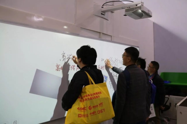 探索广州普教展：324㎡展位为什么只选择使用DET的显示设备?