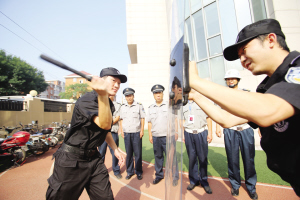 开学季来临 天津多所学校加装安防设施