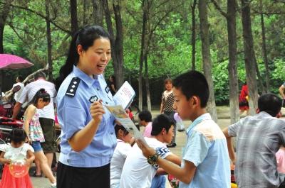 河南平顶山：公安民警到公园宣讲少儿安防常识