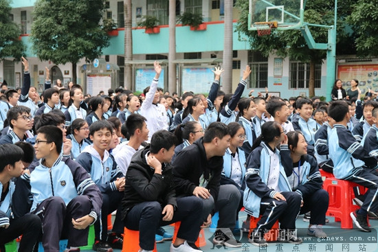 南宁警方安防主题“COSPLAY”活动走进南宁九中